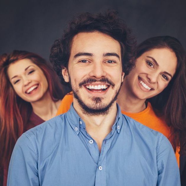 Engagiertes Team der Web Kreativ Agentur lächelt in die Kamera, verkörpert Teamgeist und Expertise im digitalen Marketing